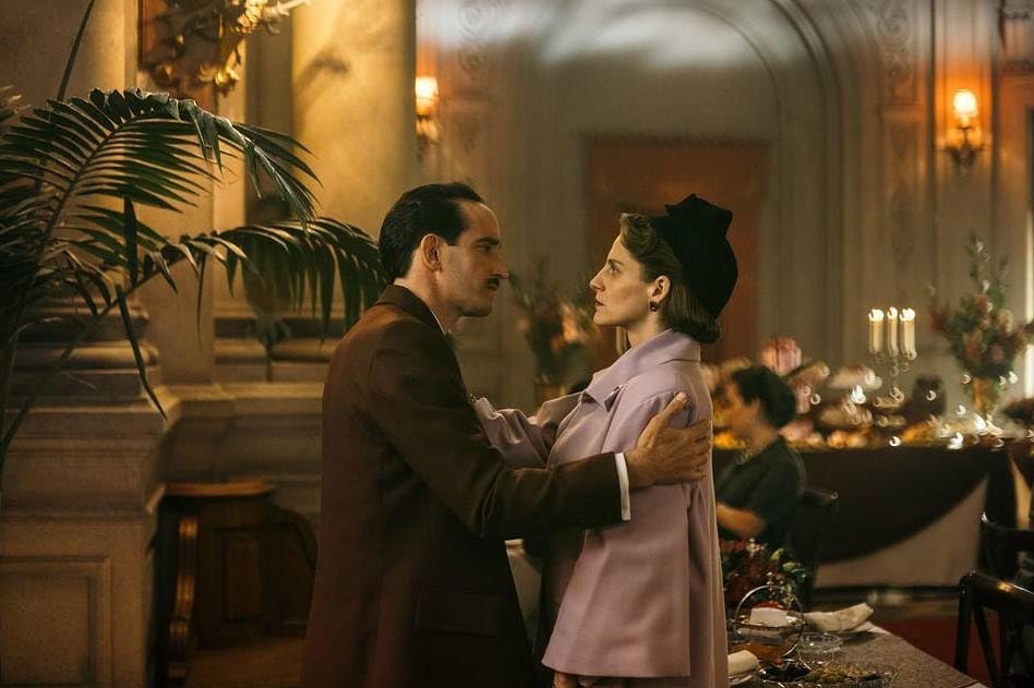 Francisca Lewin as María Carolina Geel & Nicolas Saavedra as Pumarino 