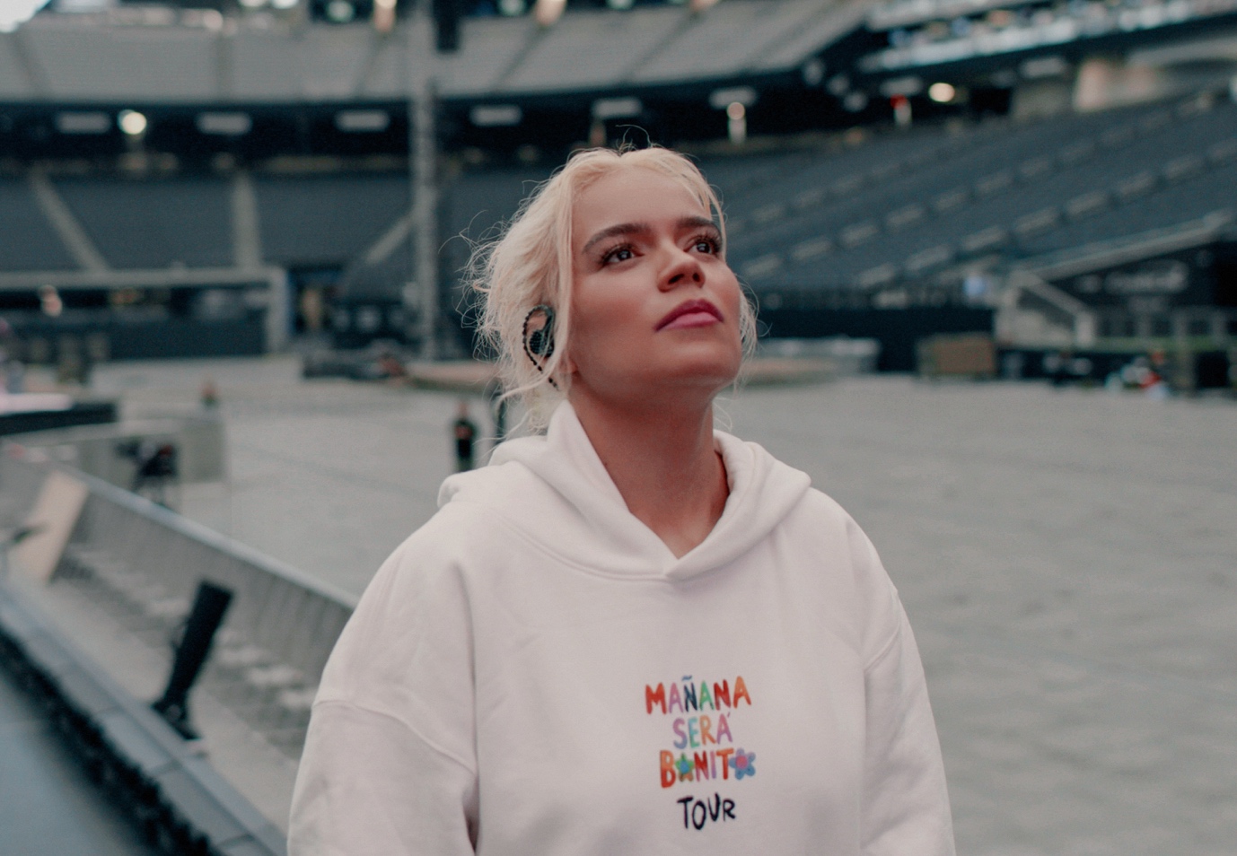 A person in a white sweatshirt

AI-generated content may be incorrect.