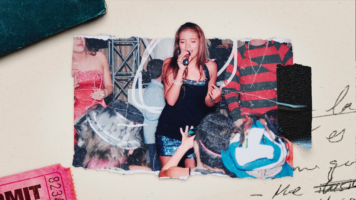 A person singing into a microphone

AI-generated content may be incorrect.