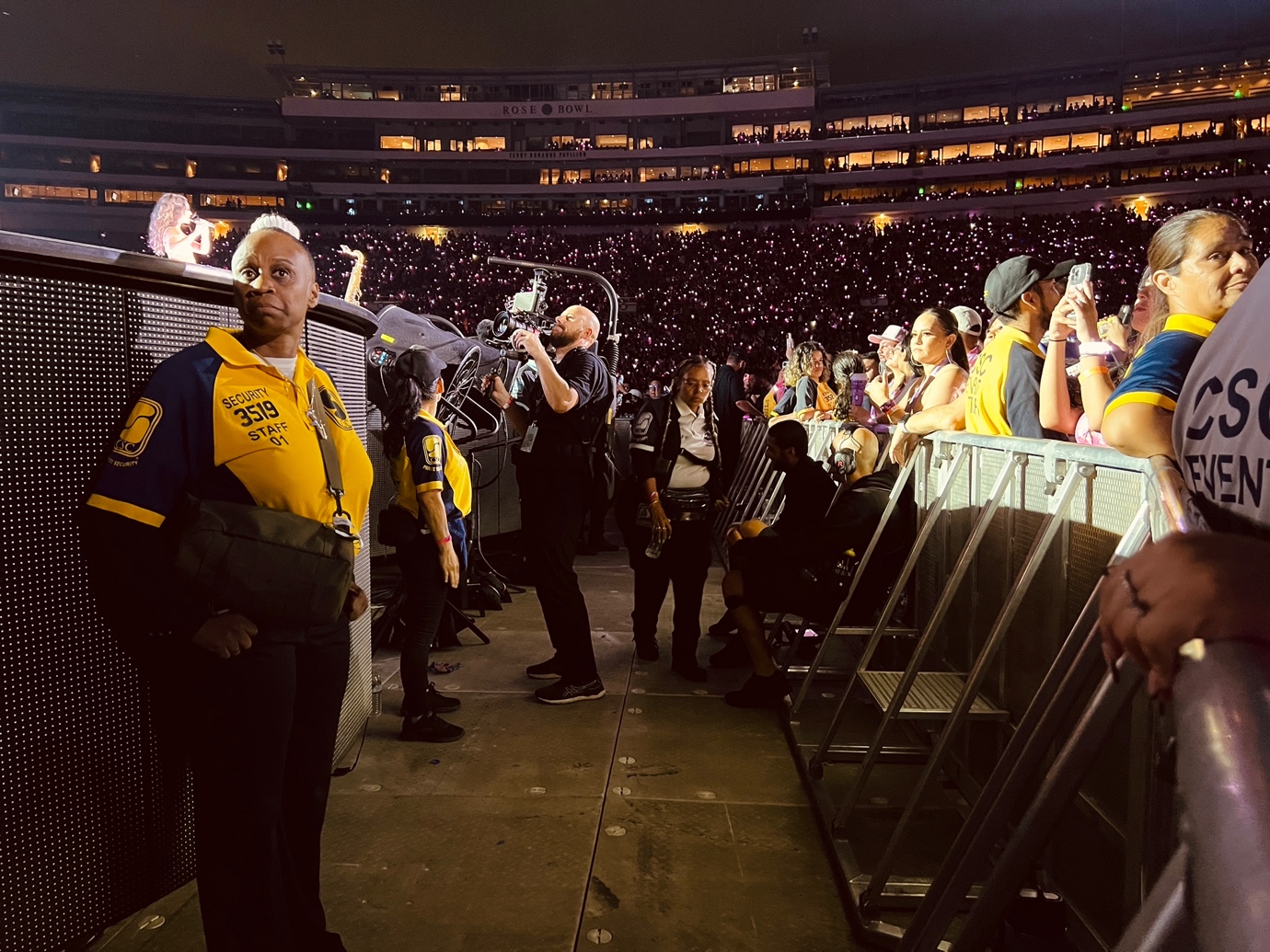 A group of people in a stadium

AI-generated content may be incorrect.