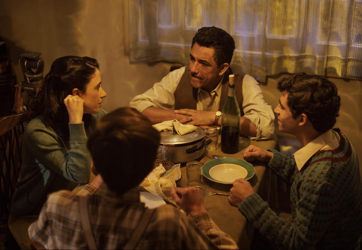 Elisa Zulueta ( Mercedes) and Pablo Macaya as Efraín