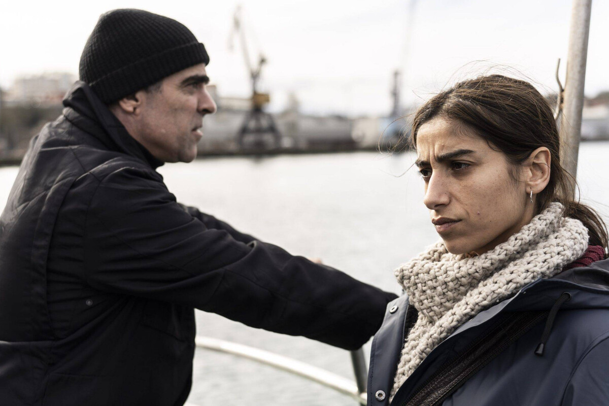 Luis Tosa as CI Salcedo and Carolina Yuste as Arantxa