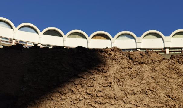 The organic soil texture of origo against the geometrical modern architecture of the Barbican.